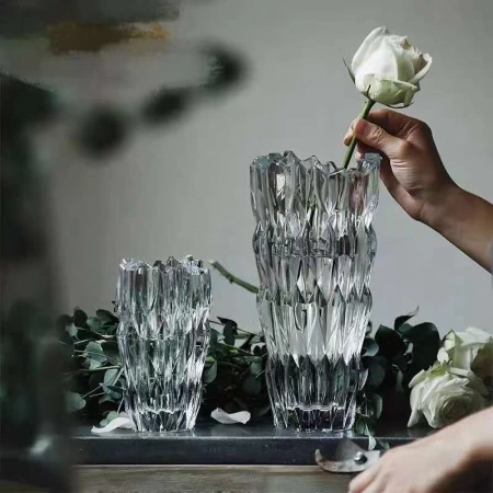 Simple thickened crystal glass vase with serrated mouth, starry sky, water-grown lily, flower arrangement, crystal glass shared vase, living room dining table, home ins decoration Simple thickened crystal glass vase with serrated mouth, starry sky, water-grown lily, flower arrangement, crystal glass shared vase, living room dining table, home ins decoration